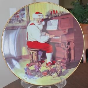 Knowles Santa Claus Musical Holiday Plate - Red and Gold